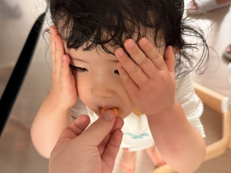 아기 오메가3 추천 27개월 아이 젤리 영양제 받아먹는 모습
