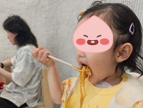 아기 수족구 완치 후 스파게티 먹는 모습